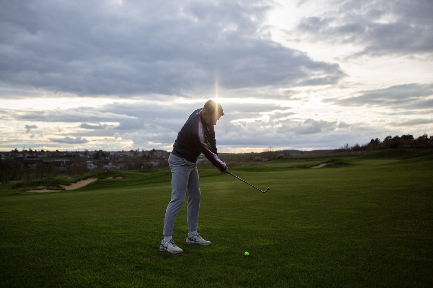Golfeur au départ du trou n°1 à Plaisir, Yvelines.